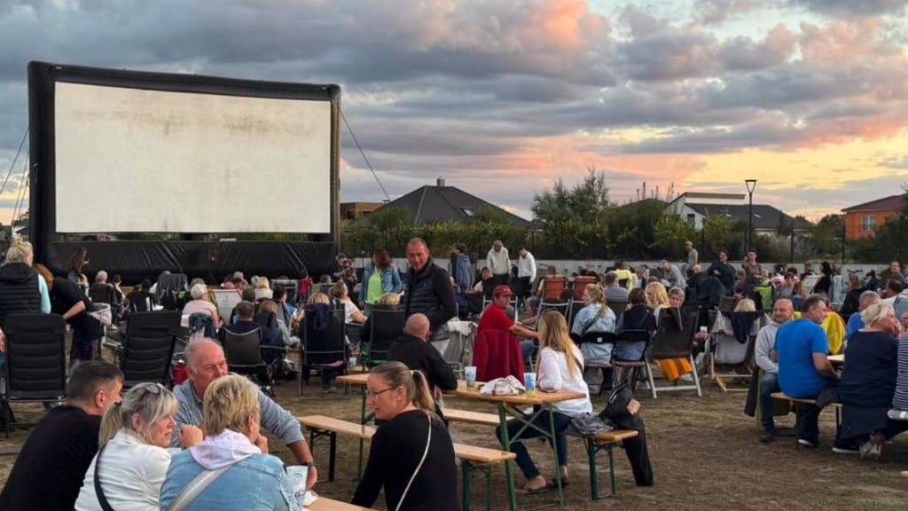 Schon vor Veranstaltungsbeginn ist das Sommerkino ein Publikumsmagnet.