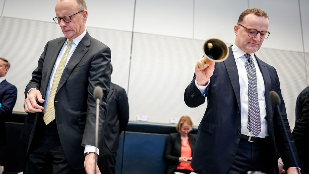 Fraktionschef Jens Spahn (r) und Kanzler Friedrich Merz zu Beginn der Sitzung der Unionsfraktion.
