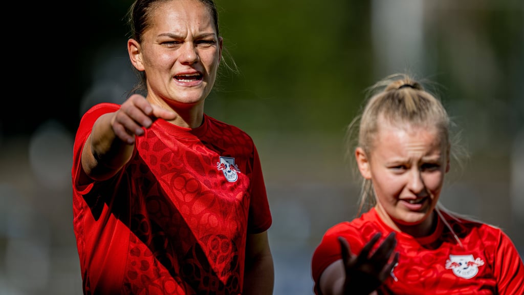 Vanessa Fudalla (r.) und Giovanna Hoffmann im Trikot von RB Leipzig.