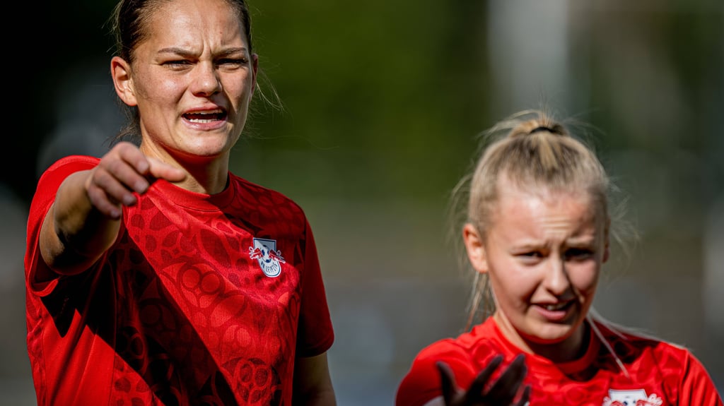 Vanessa Fudalla (r.) und Giovanna Hoffmann im Trikot von RB Leipzig.