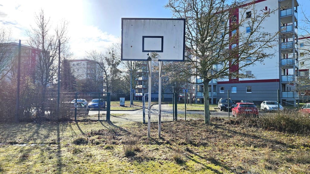 Auf dem Bolzplatz des Baugebiets Bruno-Beye-Ring Magdeburg befindet sich auch eine marode Basketball-Anlage. 