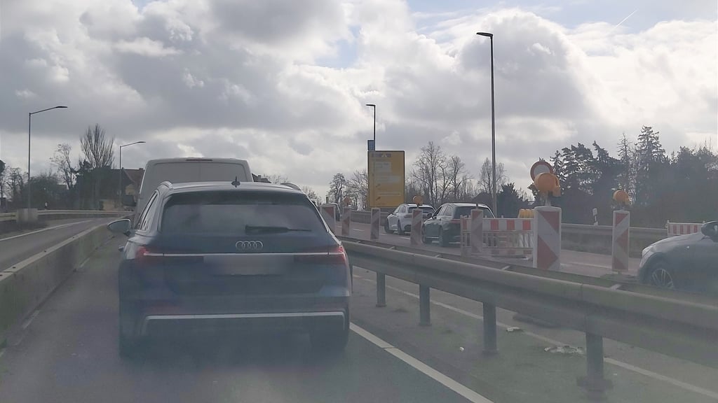 Auf dem Magdeburger Ring staute sich der Verkehr wegen eines Pannenfahrzeugs.