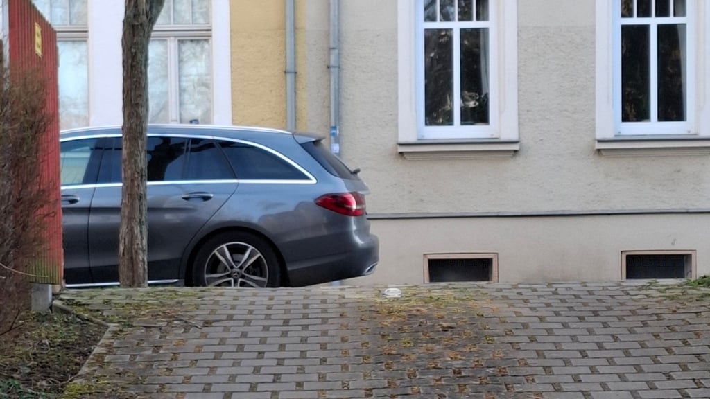 Dieser Blick von der Ausfahrt auf dem Grundstück in Richtung der Rosa-Luxemburg-Straße in Quedlinburg zeigt die Situation, wie sie  Anwohner schildern.
