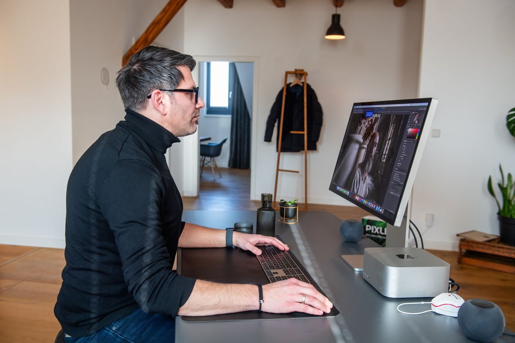 Der Inhaber von „Kollektiv Design“ David Strauß erzeugt mithilfe von Künstlicher Intelligenz ein Bild des Naumburger Meister.