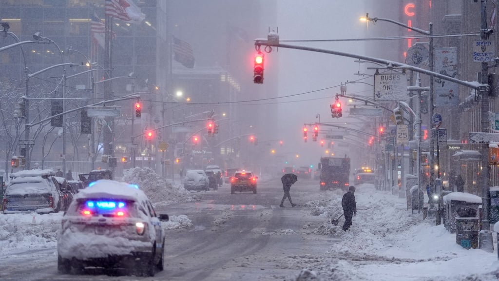 Schneemassen legten am Montag weite Teile New Yorks und der US-Ostküste lahm.