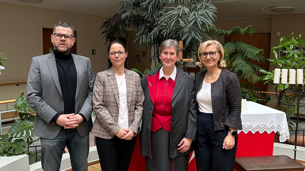 Pflegedienstleiterin Irena Schlüter (2. v. re.) wurde in den Ruhestand verabschiedet. Mit dabei waren von den Johanniter-Seniorenhäusern: Niederlassungsleiter Oliver Teßmer, und die kaufmännische Leiterin Grit Genth (re.). Neue Pflegedienstleiterin ist Daniela Krause. 