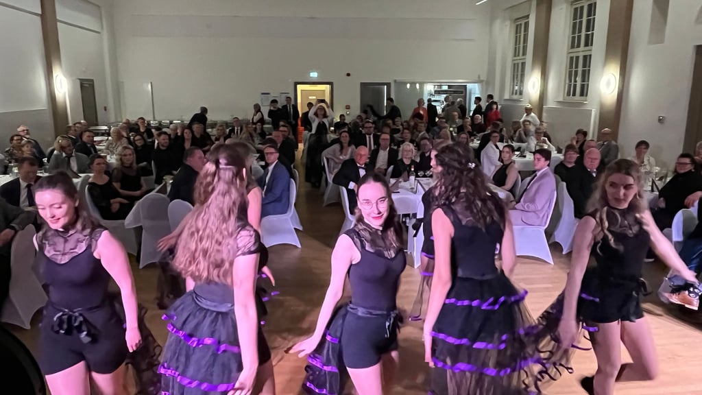 Die Tänzerinnen des TV Popcorn aus Stendal begleiten mit Showeinlagen das Rahmenprogramm in Tangermünde. 