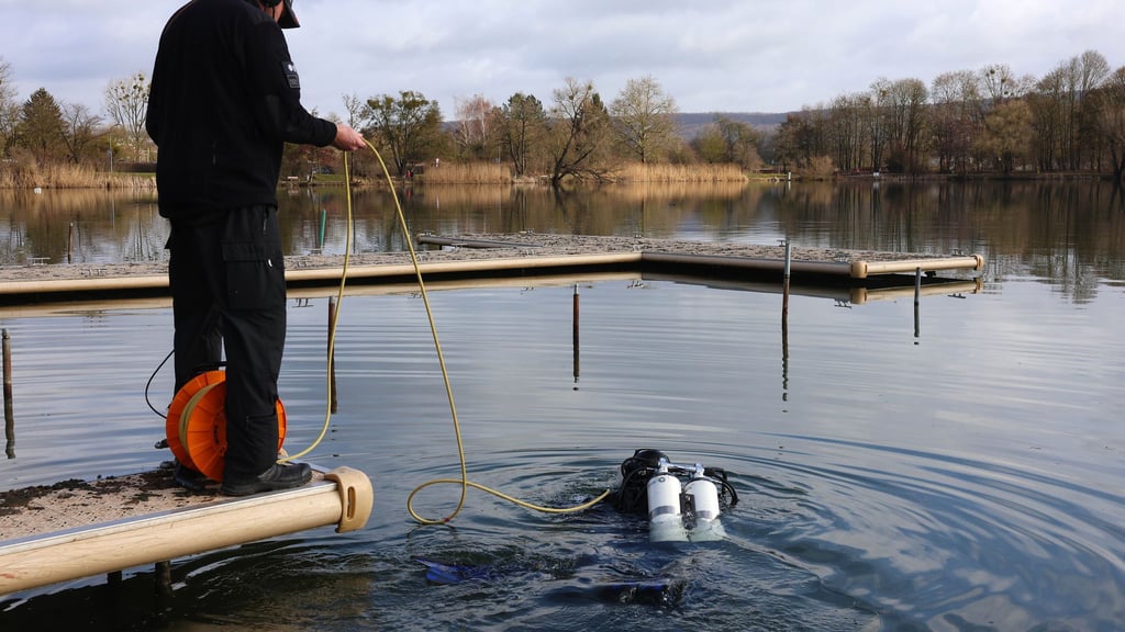 Auf dem Grund des Göttinger Kiessees soll alte Munition liegen.