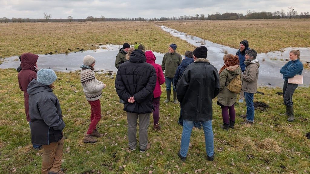 Ein Spaziergang über die Weide mit Jörg Lauenroth-Mago (Mitte)  gehört zum Verständnis des nachhaltigen Konzeptes dazu.