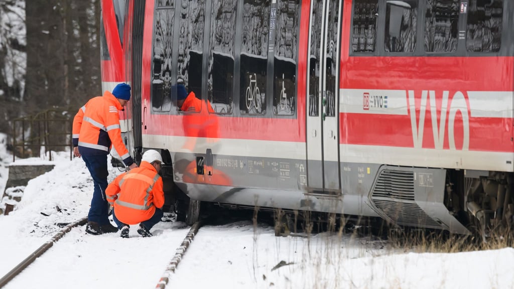 Am 12. Januar sprangen der Triebwagen und die erste Achse des zweiten Wagens eines Regionalzuges in Glashütte aus den Gleisen. (Archivbild)