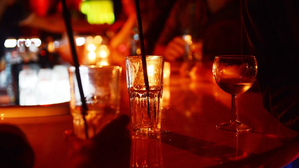 Laut der Studie berichteten Teilnehmende nach dem Ansehen entsprechender Beiträge 73 Prozent häufiger von erhöhter Lust auf Alkohol als Personen, die vergleichbare Videos ohne Alkohol sahen. (Symbolbild)