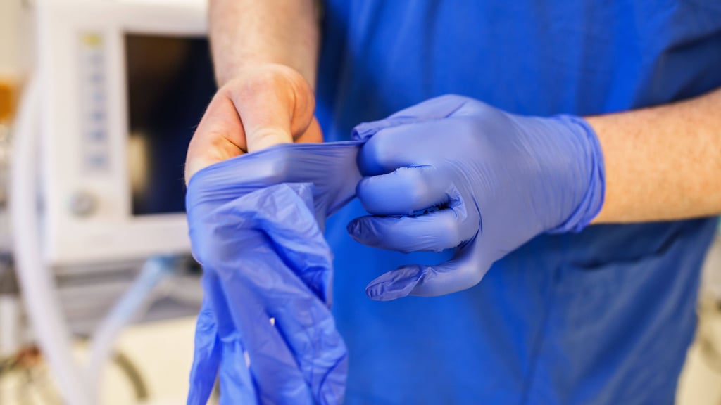 Bitter für "IaF"-Fans: Bei "In aller Freundschaft" kommt es zu einem doppelten Abschied.