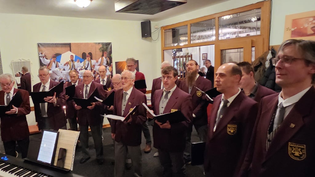 Ein Ständchen zum 90. Geburtstag: Der Männergesangverein ehrt sein ältestes aktives Mitglied mit einem Mini-Programm.