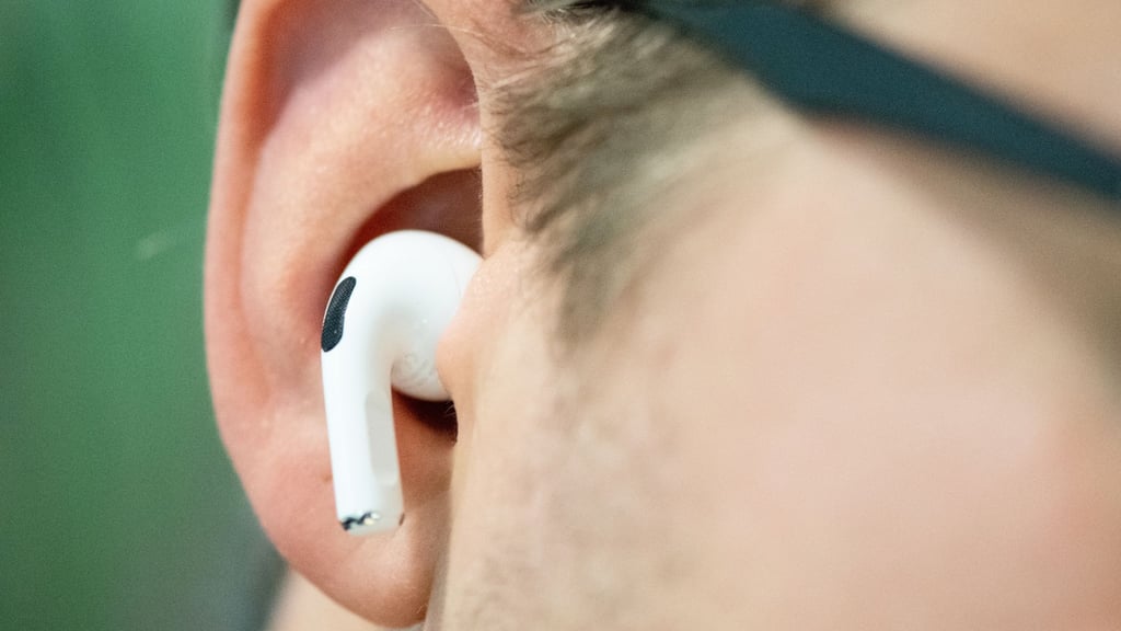 Stoppt die Musikwiedergabe plötzlich, kann das an der automatischen Ohrerkennung der Airpods liegen.