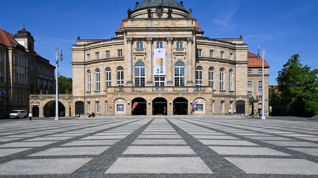 Hier am Chemnitzer Opernhaus wurde im September Werner Bräunigs Roman „Rummelplatz“ auf die Bühne gebracht. Wegen der großen Resonanz wurden bereits etliche Zusatztermine ins Programm aufgenommen.