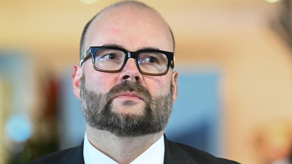 Finanzminister Christian Piwarz stellte den Beteiligungsbericht 2025 vor (Archivbild)