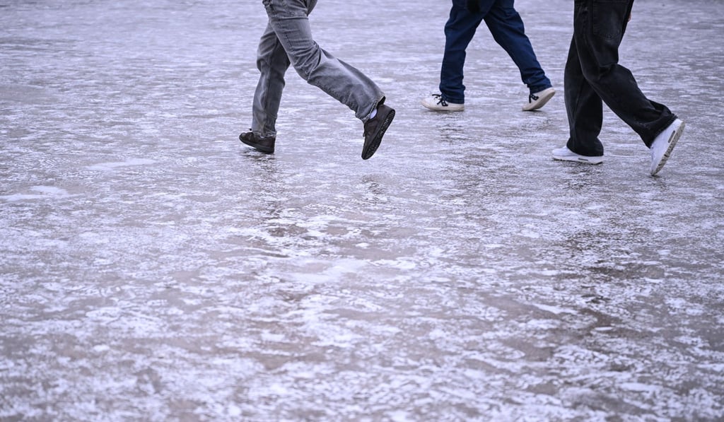 Unsichere Schritte, auch in Richtung Zukunft: Viele Jugendliche blicken pessimistisch in die Welt. (Symbolbild)