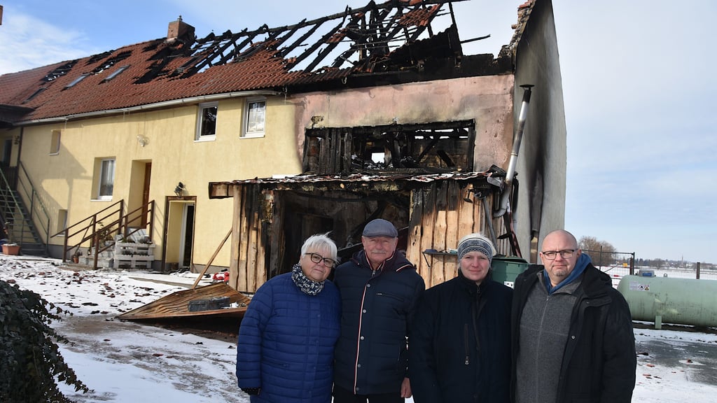 Wolfgang Krause (2.v.l.), Petra Müller (l.) sowie Andy Krause und Nancy Cherubim stehen vor den Überresten ihres Hauses in Hasselburg – erschüttert, aber dankbar für die große Solidarität.