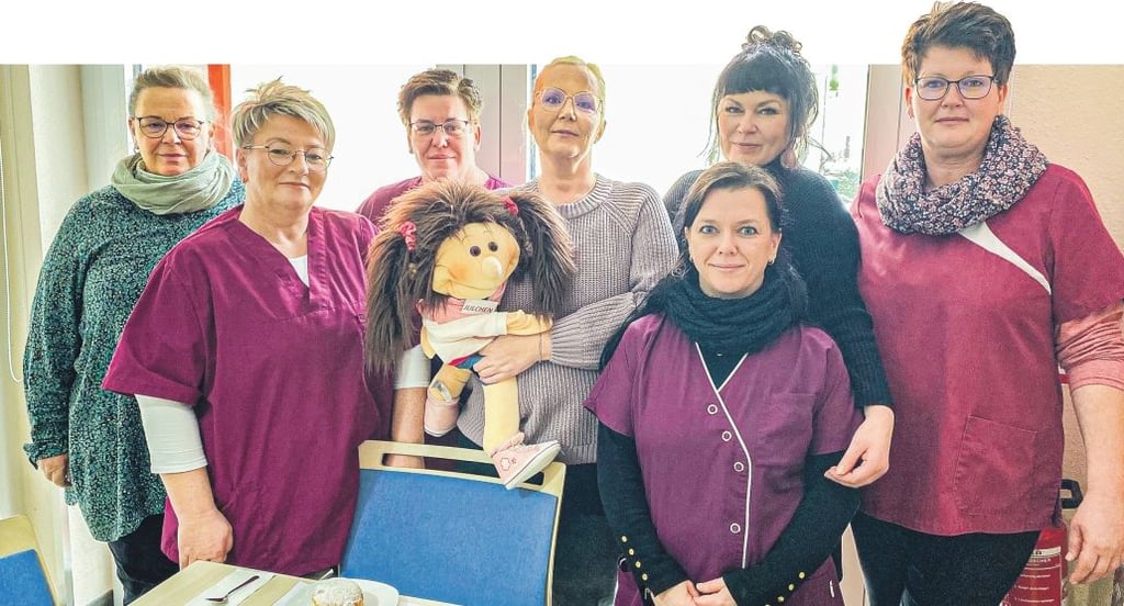 Das Team der Tagespflege, bestehend aus Chefin Ilka Krause (von links), Meike Jentsch, Katja Pötter, Nicole Bischoff, Kerstin Stadach, Susanne Adam (vorne)  und Manuela August-Büttner, setzt sich täglich mit Fachwissen und Engagement für die Pflegegäste ein.