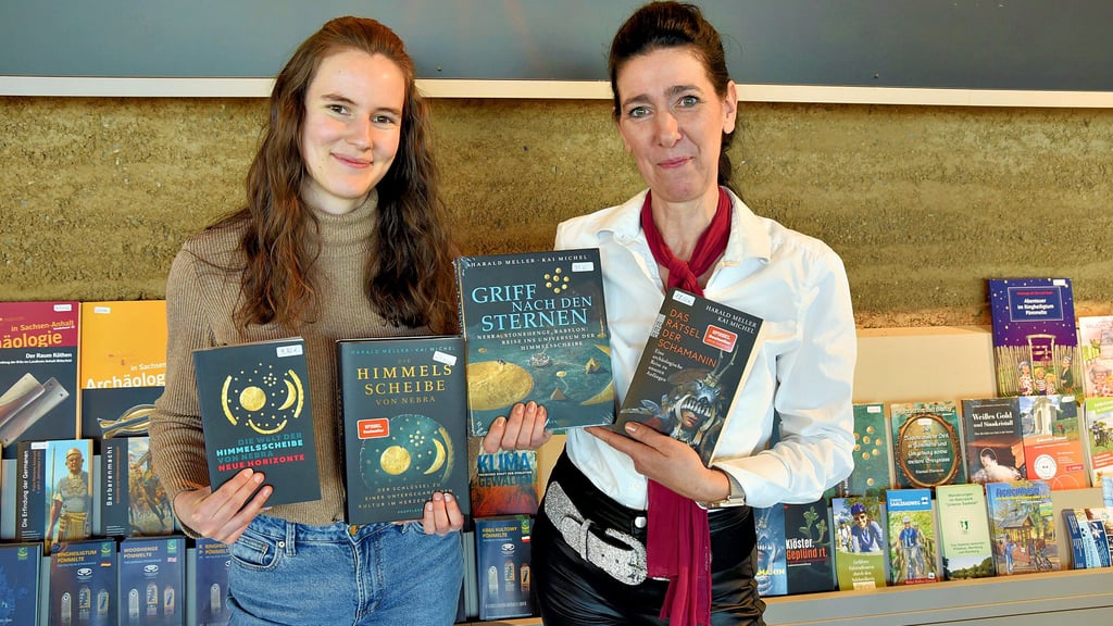Inka Rübsam (l.) und Kerstin Petsch bieten im Touristeninformationszentrum  (TIZ) des Pömmelter Ringheiligtums jede Menge themenbezogene Literatur an. 