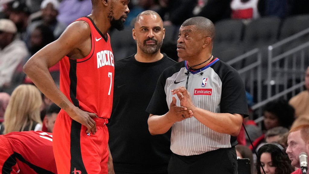 Kevin Durant (l) möchte mit fast 40 Jahren 2028 noch einmal bei Olympia dabei sein.