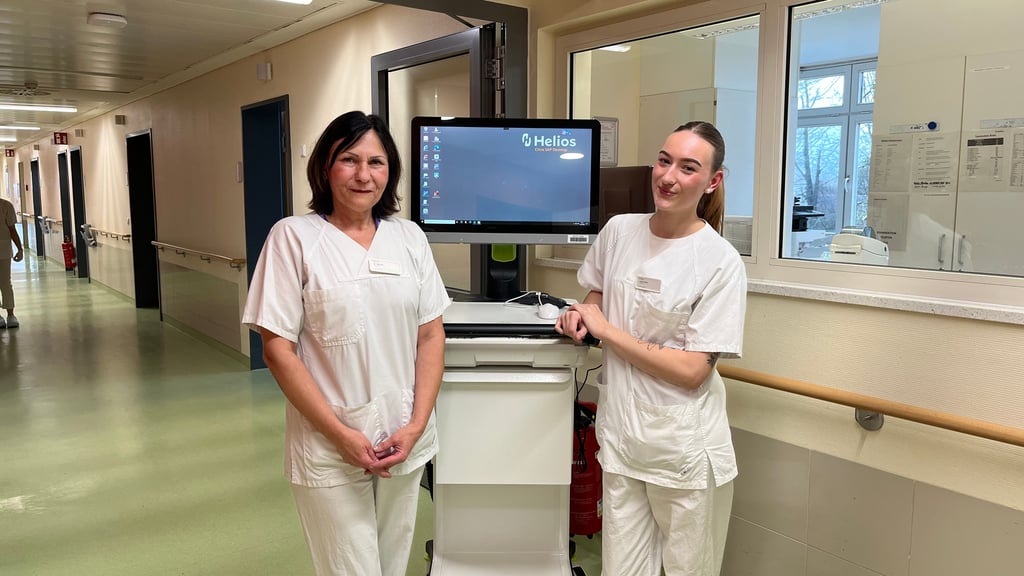 Luisa Allner (rechts) hat ihre Ausbildung am Helios-Klinikum Neindorf mit Auszeichnung abgeschlossen. Unterstützt wurde sie dabei von Praxisanleiterin Kerstin Dannenberg.