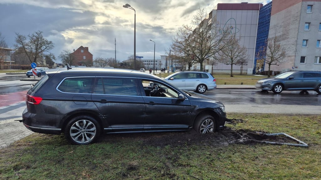 Ein betrunkener Autofahrer ist in Stendal gegen ein Verkehrsschild gekracht.