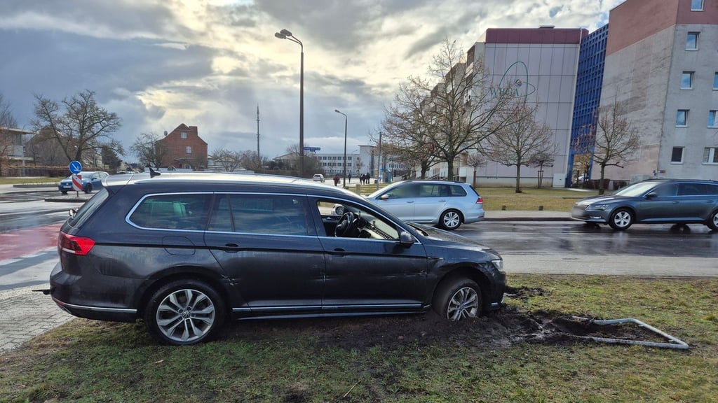 Ein betrunkener Autofahrer ist in Stendal gegen ein Verkehrsschild gekracht.