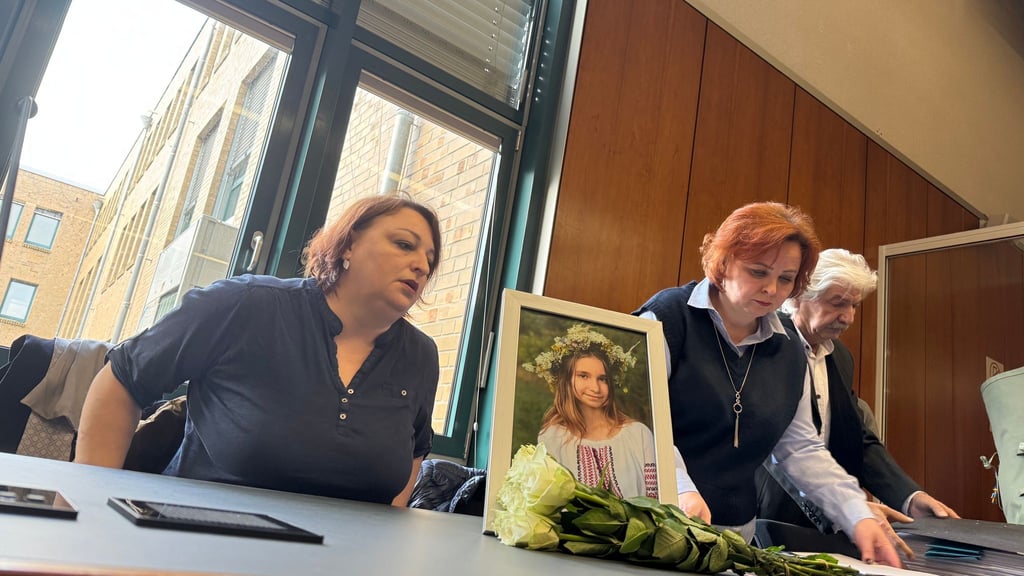 Lianas Mutter Alica hat ein Bild ihrer Tochter mit in den Gerichtssaal gebracht.