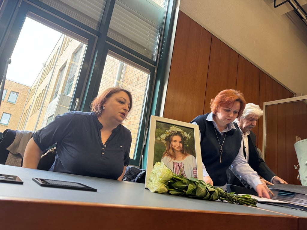 Lianas Mutter Alica hat ein Bild ihrer Tochter mit in den Gerichtssaal gebracht.