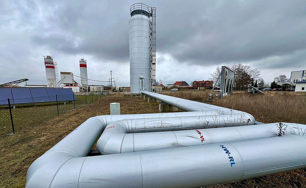 Vom Blockheizkraftwerk in Friedenshall werden Teile Bernburgs über dicke Rohrstränge mit Fernwärme versorgt.