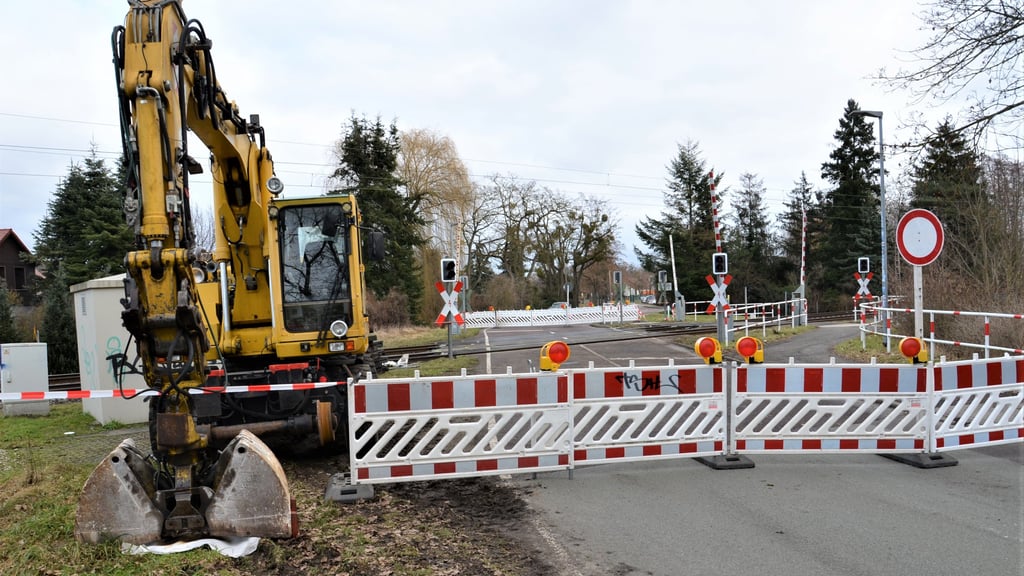 Der Bahnübergang in der Zerbster Käsperstraße bleibt länger gesperrt als geplant.