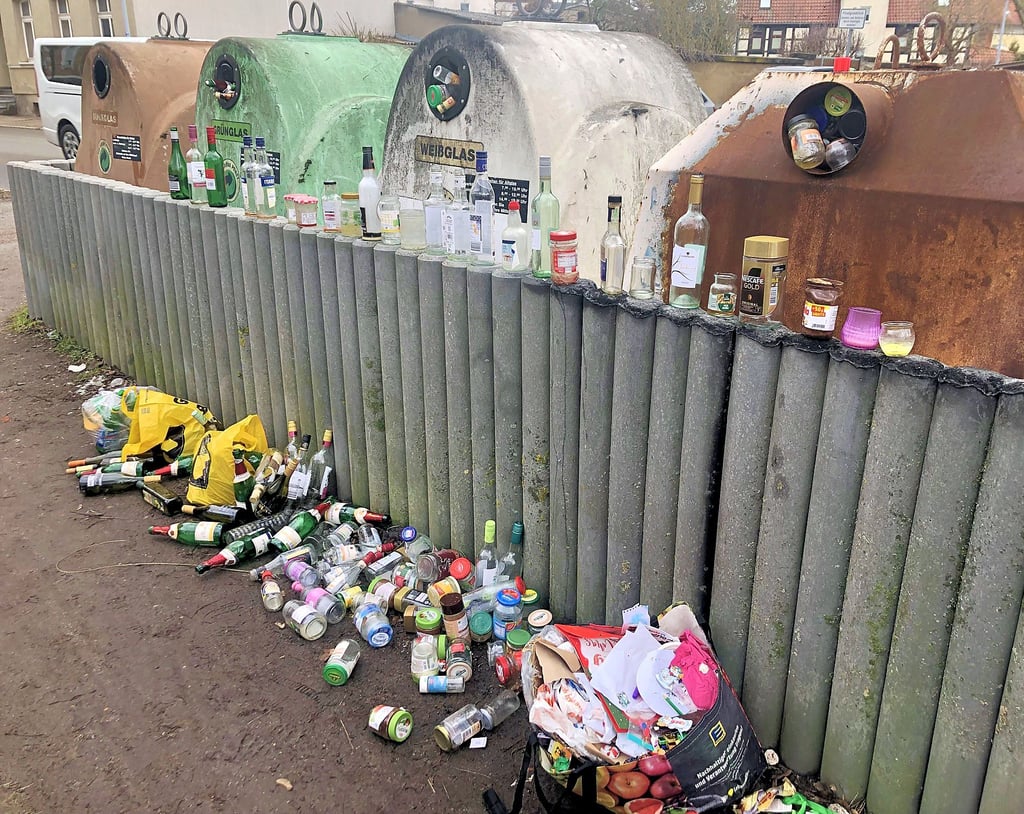 An den Altglas-Containern an der Grabenstraße in Stendal stapeln sich tagelang Flaschen und Gläser. 