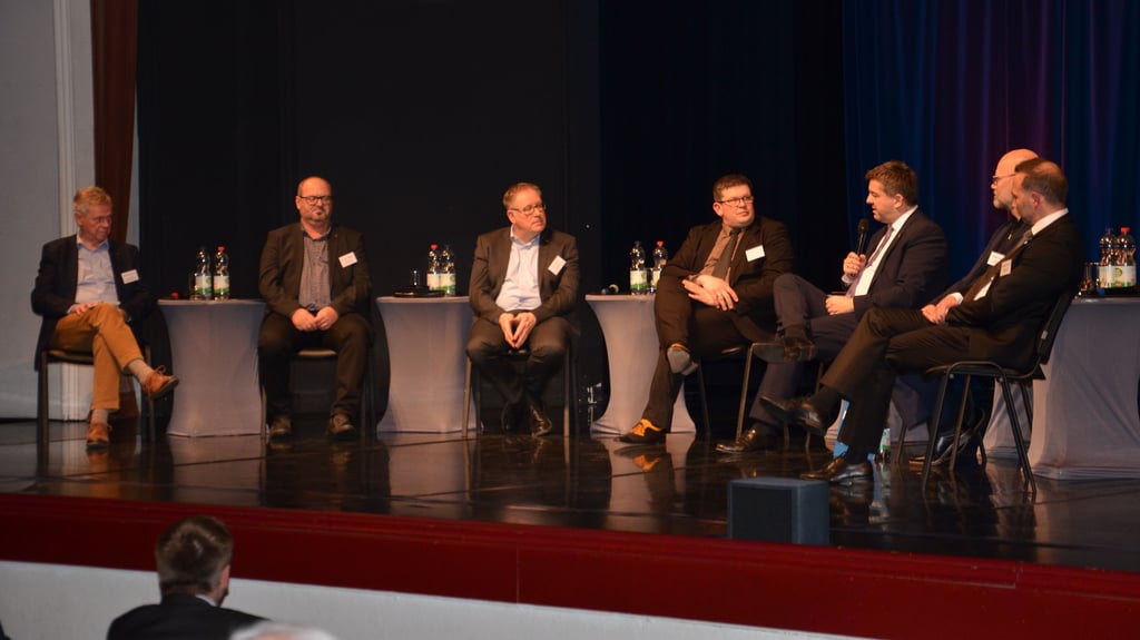 Auf der Bühne des Staßfurter CDU-Wirtschaftsstammtischs im Salzlandtheater (von links nach rechts): Unternehmer Hartmut Bischoff, "Privatier" Thomas Wagner, EMS-Chef Jens Brenner, Ortsverbands-Vize und Ortsbürgermeister Stephan Czuratis, Ministerpräsident Sven Schulze, Lebenshilfe-Bördeland-Geschäftsführer Stefan Labudde und Hotelier Stephan Shetschkow.