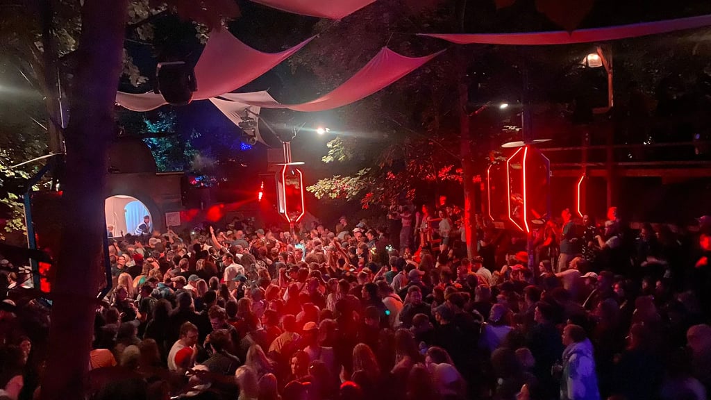 Großer Andrang beim Tarmac 2025 in Allstedt vor der Outer Rim Stage, bespielt vom Kollektiv Resonant.