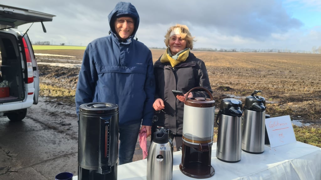Anke und Werner Jentzsch erwarteten die Wanderer auf halber Strecke nach Blumenberg mit warmen Getränken.