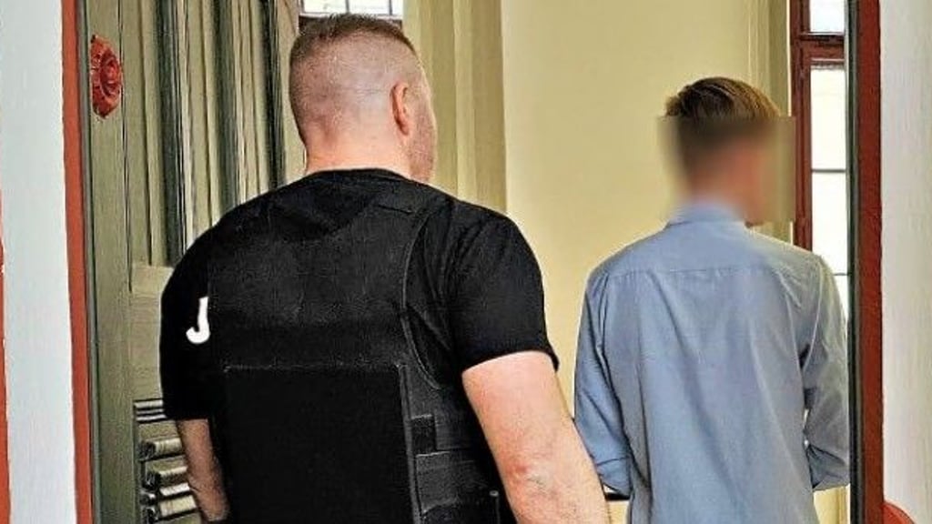 Der Angeklagte (rechts) aus Weißenfels muss sich vor dem Landgericht Halle wegen mehrfacher gefährlicher Körperverletzung und räuberischer Erpressung verantworten.