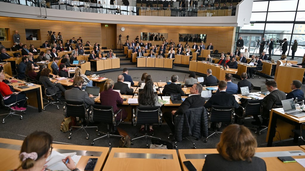 Es gibt Landtagsabgeordnete in Thüringen, von denen Familienmitglieder bei anderen Abgeordneten ihrer Partei arbeiten. (Symbolbild)