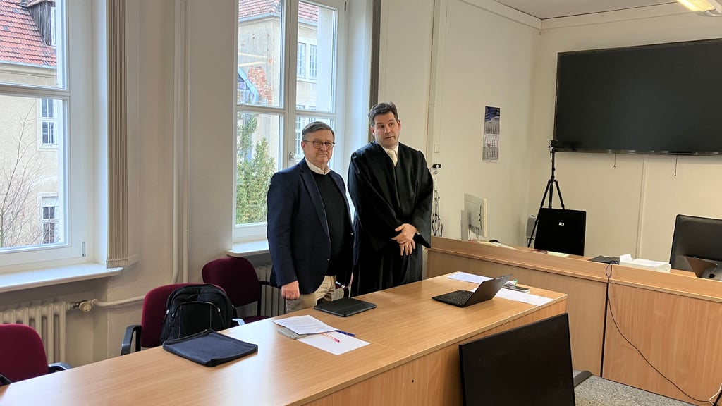 Detlef Gürth mit seinem Anwalt Philipp Gehrmann am Dienstag vor dem Amtsgericht Aschersleben