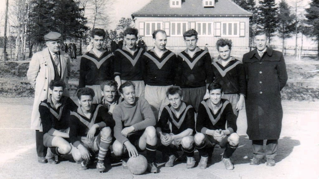 Die erfolgreiche Benneckensteiner Elf 1963: Staffelsieger und Pokalgewinner. Unverkennbar in der oberen Reihe: Horst Krause, „Bube“ Mückenheim,  „Pio“ „Waldi“, Heinz Möhwald und Trainer Willy Piotrowski. Neben Torwartlegende „Hansi“ Herkenrath rechts unten Karl-Heinz Hirschke  und „Walterchen“ Oberländer. 
