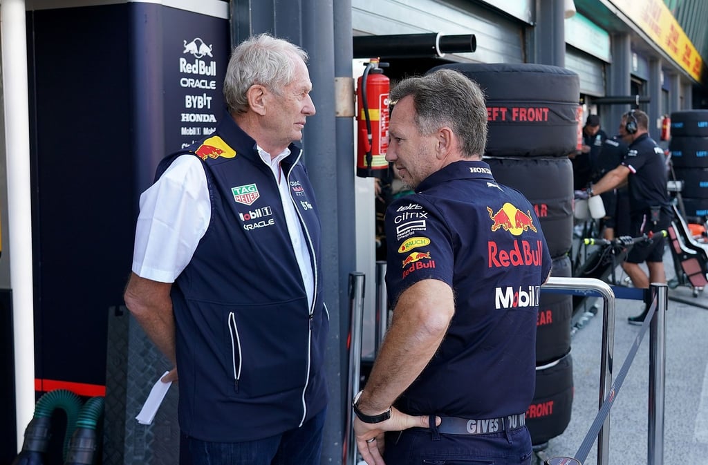 Christian Horner (r) sieht Helmut Marko als Strippenzieher. (Archivbild)