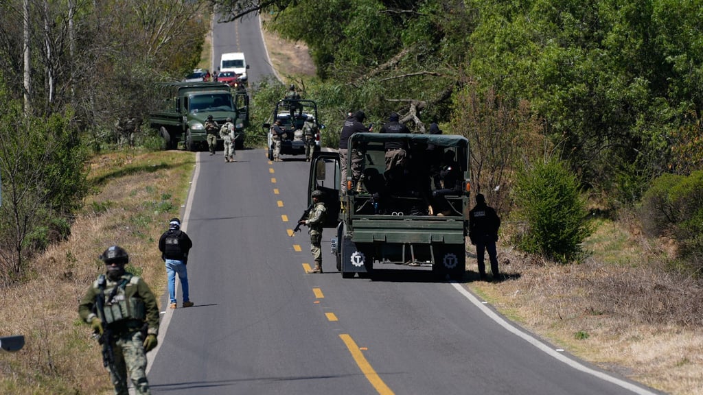 Nach dem Gewaltausbruch in Mexiko räumen Soldaten die von Bandenmitgliedern eingerichteten Straßensperren.