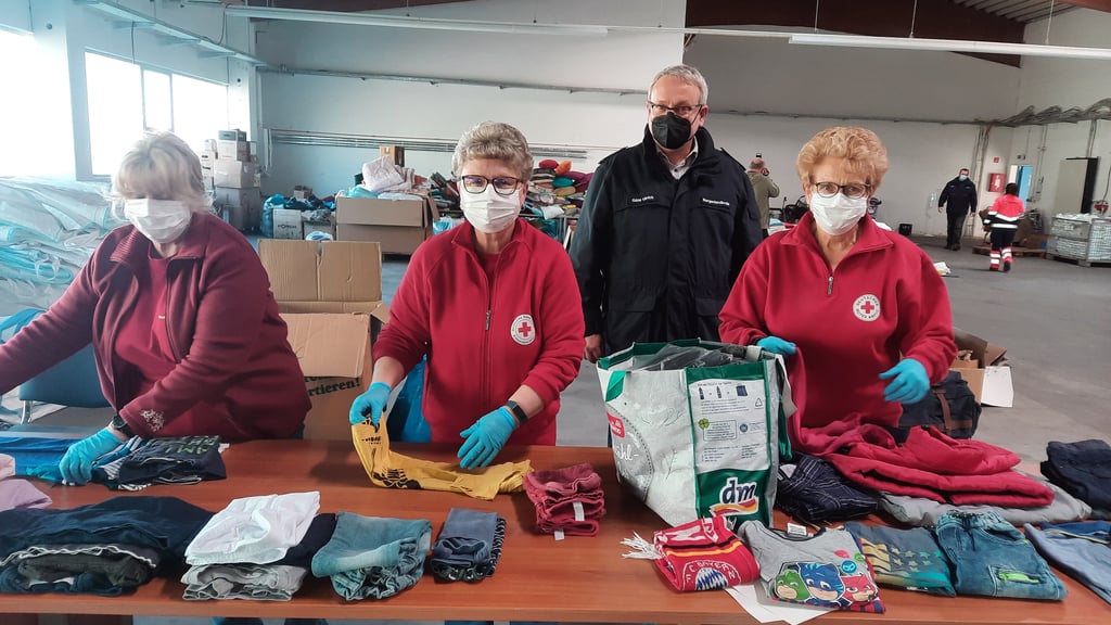 Kurz nach Beginn des russischen Angriffs auf die Ukraine kämpfte man im Burgenlandkreis noch mit der Corona-Pandemie. Im ehemaligen Impfzentrum in Zorbau sind nach Kriegsbeginn vom Deutschen Roten Kreuz und weiteren Hilfsorganisationen Sachspenden für Ukrainer gesammelt worden, wovon sich damals auch Landrat Götz Ulrich (CDU, Mitte) vor Ort ein Bild machte.