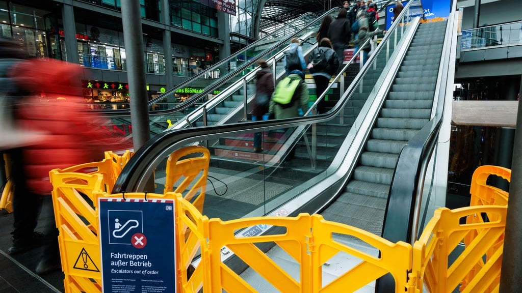 Bei einigen Rolltreppen am Berliner Hauptbahnhof gehen die Einschränkungen weiter. (Archivbild)