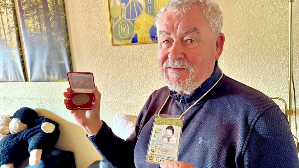 Die Teilnehmermedaille und seinen  Akkreditierungsnachweis   als Olympiateilnehmer hat Detlef Fuhrmann aufgehoben.  