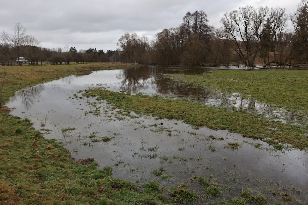 Im Dezember 2023 waren Wiesenflächen im Oberharz bei Tanne überspült, die Warme Bode hatte die Meldegrenze überschritten. (Archivbild)