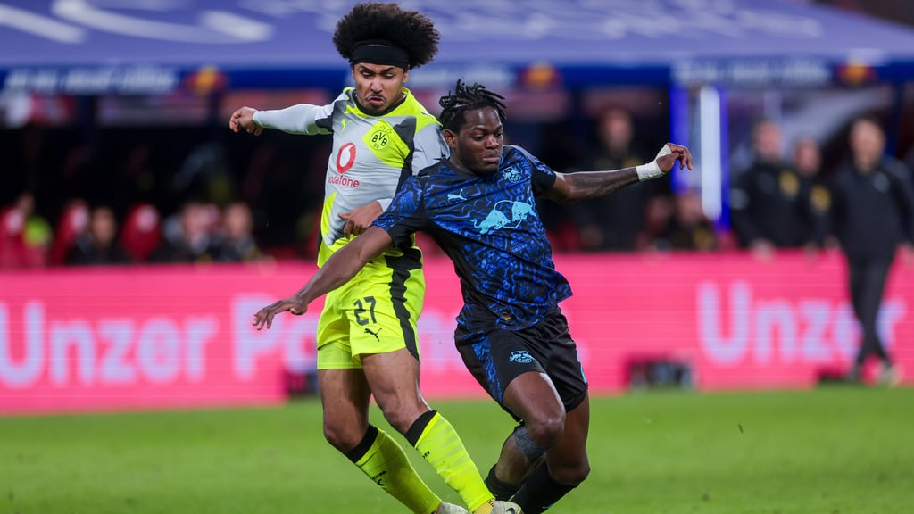 Karim Adeyemi und Castello Lukeba kämpfen um den Ball.