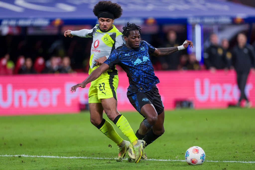 Karim Adeyemi und Castello Lukeba kämpfen um den Ball.