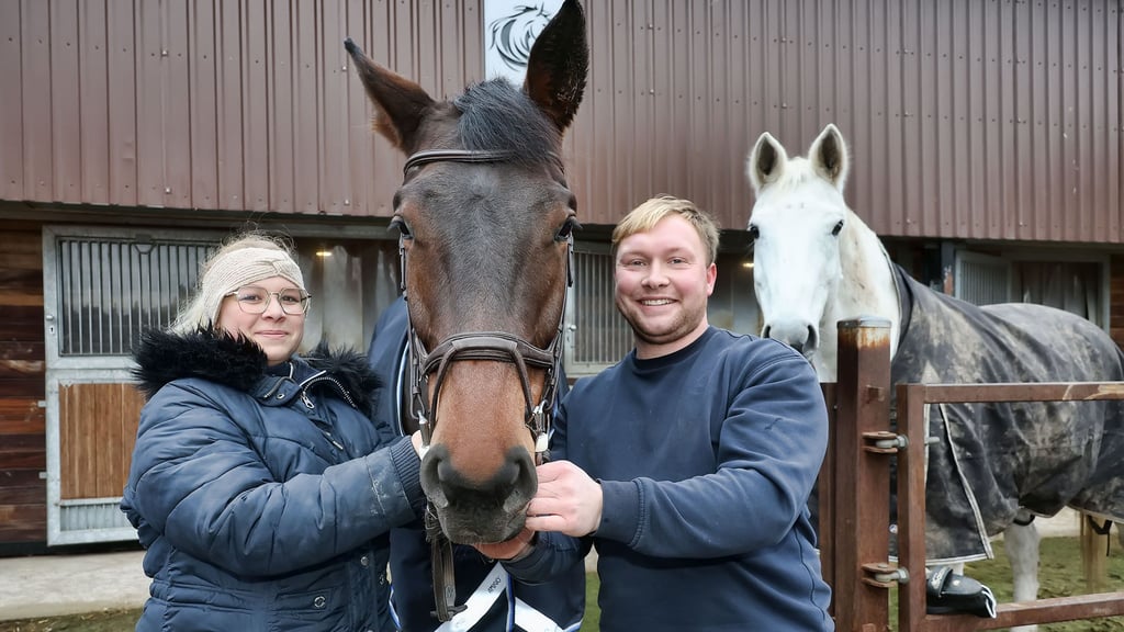 Annika und Leon Goymann mit den Stuten Dana (vorn) und Esprit an ihrem Reitstall in Holdenstedt.
