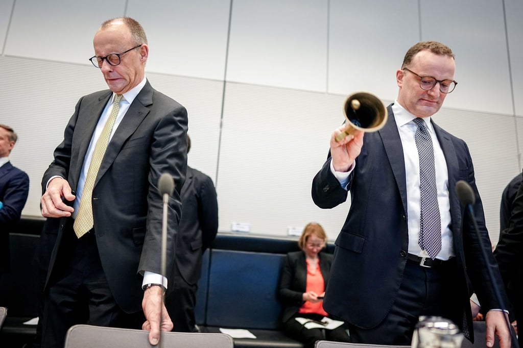 Fraktionschef Jens Spahn (r) und Kanzler Friedrich Merz zu Beginn der Sitzung der Unionsfraktion.